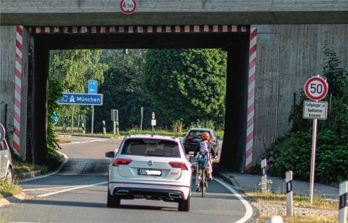 Die Unterquerung der A8 an der Staatsstraße zwischen Rohrdorf und Thansau ist für Fußgänger und Radfahrer gefährlich. Ein einseitiger schulterbreiter Bürgersteig schützt sie nur unzureichend. Foto  Thomae