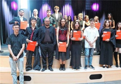 Die Vorbereitungsklasse 2 (mittlerer Schulabschluss) mit ihrer Klassenleitung Thomas Kunze.