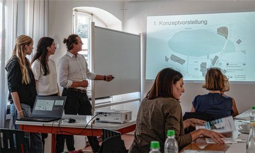 Die Vorschläge der Studenten gingen bei jedem Gemeindeprojekt ins Detail – bis hin zur Kostenaufstellung samt Förderungsmöglichkeiten. Hier von links Charlotte Barzen, Luisa Müllner und Martin Kirn von der Studierendengruppe, die sich mit Prutting beschäftigte.Foto Thomae