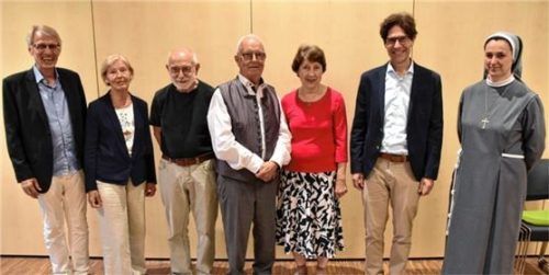 Die Vorstandschaft des Hauskrankenpflegevereins Rosenheim: Vorsitzender Anton Heindl (Mitte) mit (von links) Stephan Heimbeck, Marianne Eckardt, Manfred Hellstern, Brigitte Simon, Harald Mader und Schwester Cristina Pal. Foto Ruprecht