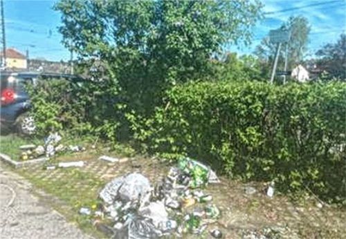 Die Wertstoffinsel auf dem P+R-Parkplatz ist weg, der Müll wird trotzdem dort abgelegt. Foto Marktgemeinde Bad Endorf