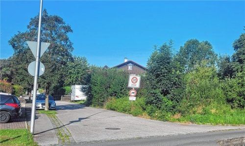 Diese Baulücke am Nelkenweg in Ostermünchen soll jetzt geschlossen werden. Allerdings ist wegen der unmittelbaren Nähe zur Staatsstraße das Staatliche Bauamt Rosenheim einzuschalten. Foto  Stache