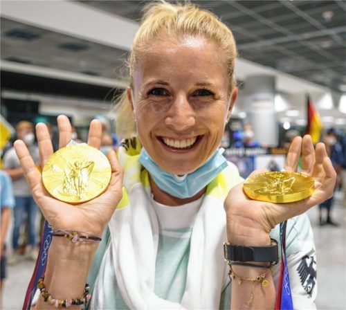 Diese beiden Goldmedaillen brachte Jessica von Bredow-Werndl von den Olympischen Spielen in Tokio mit nach Hause.Foto Frank Rumpenhorst/DPA