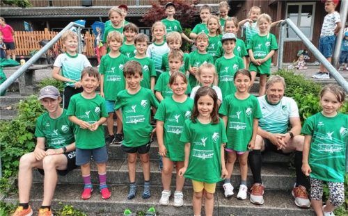 Diie kleinsten Mitglieder des Sportvereins Schlossberg-Stephanskirchen sind ebenso schon mit großem Eifer bei der Sache – wie hier beim Trikottag im vergangenen Jahr. Fotos thomae
