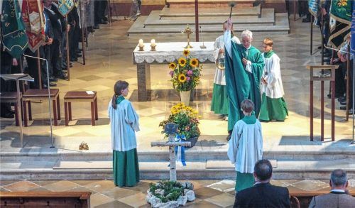 Domkapitular Dekan Monsignore Thomas Schlichting zelebrierte die feierliche Messe im Beisein der Fahnenabordnungen zahlreicher benachbarter und befreundeter Vereine sowie einiger Stadträte. Foto Aerzbäck