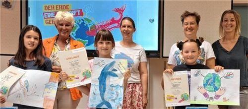 Drei Gewinnerinnen feiern ihren Erfolg. Bei der Siegerehrung: (von links) Sofija, Schulleiterin Birgit Splett, Emily, Lehrerin Kristin Voss, Lina-Marie, Lehrerin Monika Brandl und Lena Wunderle von der Raiffeisen-Volksbank.Foto splett