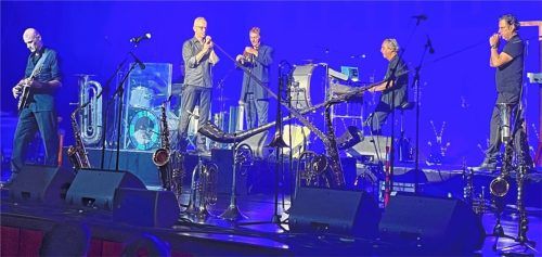 Drei Stunden Haindling: Das bedeutet beschwingte, frohgemute Stimmung, jede Menge Instrumente, beliebte Hits,eine charmante Bühnenshow und ein bestens gelauntes Publikum.Foto Zehentner