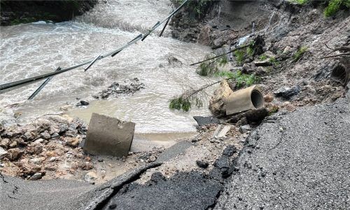 Durch den Starkregen vom 3. Juni sind Teile der Straße durch das Mühltal weggeschwemmt worden. Seitdem, und bis auf Weiteres, ist die Ortsverbindungsstraße nicht passierbar.Foto Steffenhagen