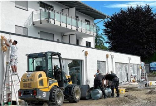 Ein „Baustellenblick“ auf das Haus C, in dem sich 14 Wohnungen, Tagespflege, die Zentrale des mobilen Pflegedienstes und das öffentliche Café-Bistro „Wuid“ befinden. Wo jetzt noch Baufahrzeuge stehen, sind Terrasse, Garten und Park geplant.