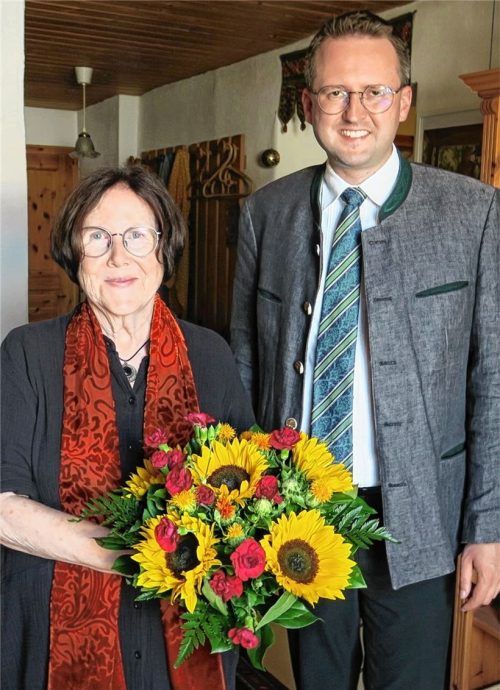 Ein Blumenstrauß für die Jubilarin: Bürgermeister Stephan Schlier überbrachte Heidi Benda die Glückwünsche der Stadt Bad Aibling. Foto baumann