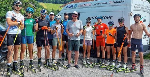Ein erstes Kennenlernen zwischen Wolfgang Pichler (Mitte) und den bulgarischen Sportlern fand bei einem dreiwöchigen Lehrgang in der Chiemgau-Arena statt.Foto Karlheinz Kas