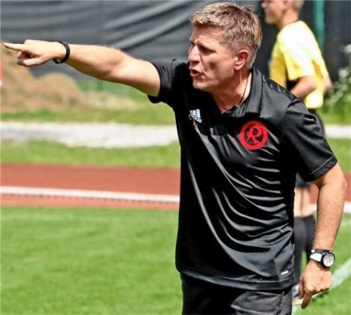Ein Fingerzeig: Sechzig-Trainer Wolfgang Schellenberg kritisiert die Transferpolitik. Foto Oliver Rabuser