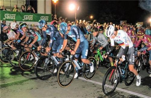 Ein hochkarätiges Fahrerfeld mit mehreren Tour de France-Teilnehmern war bei der Salus-Radsportnacht 2023 am Start. Foto Baumann