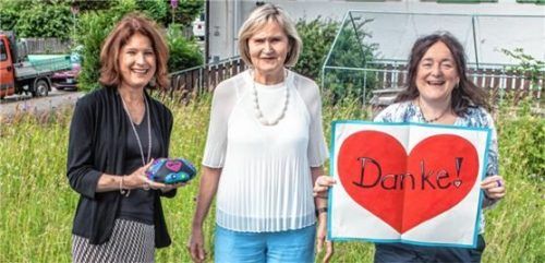 Ein letztes Dankeschön für Anneliese Aumiller (Mitte), umrahmt von Konrektorin Birgit Decker (links) und Rektorin Margaret Careddu-Bayr. Foto Stache