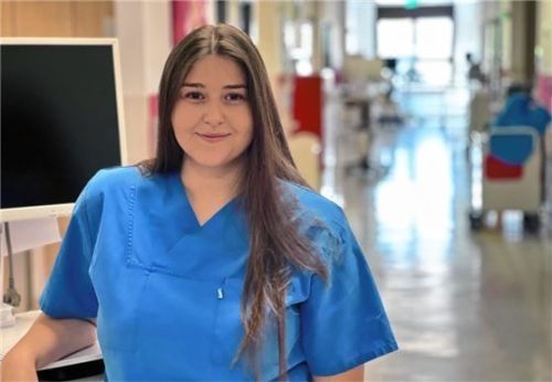 Ein Praktikum bestätigte Stefanie Schießleders Berufswunsch: Heute ist die 23-Jährige überzeugte Gesundheits- und Krankenpflegerin.