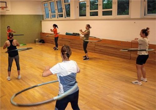 Ein Workout der besonderen Art: Hula-Hoop-Training mit Kursleiterin Irmi Spiegel (hinten). Foto stache