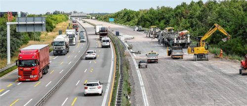 Eine Baustelle auf der A9. Die Betonkrebs-Sanierung der Autobahn soll voraussichtlich 2027/28 abgeschlossen werden. Es seien noch zwölf Abschnitte in Planung, in denen die Fahrbahn grundhaft saniert werden muss, so die Aussage der Autobahn GmbH. Betonkrebs ist auf verschiedenen Autobahnen ein Problem. Die Sanierung ist teuer.Foto dpa