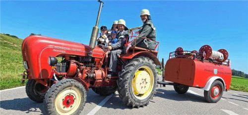 Eine generationsübergreifende Besatzung fährt auf diesem historischen Gerät mit.