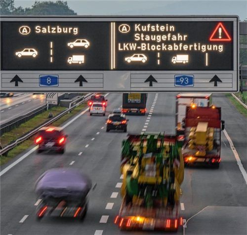 Eine Stauwarnung auf der A8 wegen Blockabfertigung kurz vor dem Inntaldreieck: Spediteure befürchten, dass eine Dauer-Blockabfertigung drohen könnte. Foto dpa