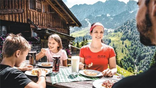 Eine vergnügliche Ferienzeit können Familien in der Region des Kaisergebirges erleben. Das Essen schmeckt in der gesunden Höhenluft gleich doppelt so gut. mathäus gartner