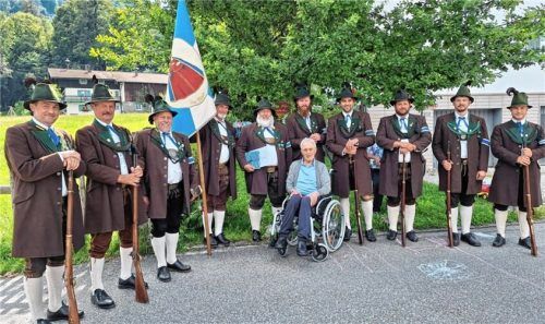 Einen Ehrensalut gab es von der Audorfer Gebirgsschützen-Kompanie für den Ehren-Kommandanten. Viele Vereinsvertreter würdigten das beeindruckende Engagement des Seelsorgers in Oberaudorf.Fotos Musik