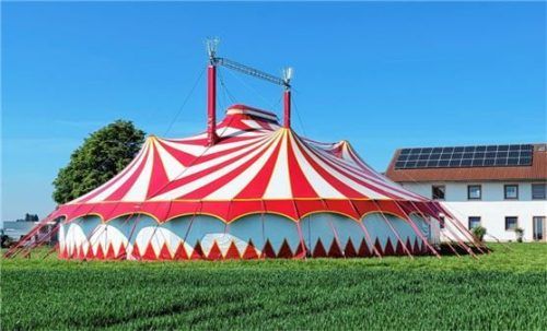 Einen geeigneten Stellplatz fand das farbenprächtige Zirkuszelt bei Jakob und Evi Hölzl.