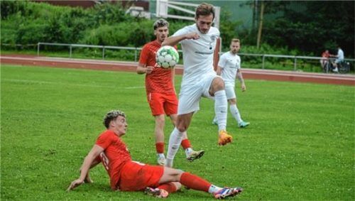 Einsatz wird nicht belohnt: Bruckmühls Quirin Bartl grätscht, Maximilian Streibl springt drüber.Foto Franz Ruprecht