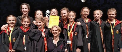 Elf Weltmeisterinnen: Die Schülerinnen des Ballettforums Rosenheim gewannen den internationalen Wettbewerb „Danza Mundial“. In der Mitte: ihre Trainerin Marianne Bröder. Foto Ballettforum Rosenheim
