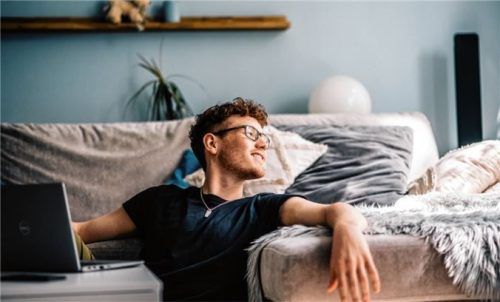 Entspannt in die Zukunft schauen: Wer sein Geld als Azubi verantwortungsbewusst einsetzt, hat auch im Notfall meist Reserven zur Hand. Foto Zacharie Scheurer/dpa-tmn