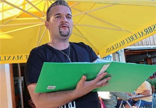 Er hat die Fäden in der Hand: Spartenleiter Stefan Kaltner bei der Versammlung. Foto Stache