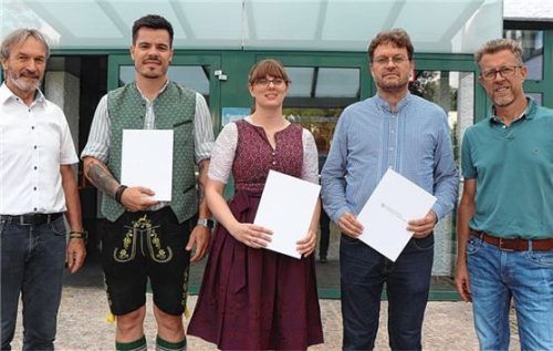 Erfolgreiche Kursteilnehmer mit herausragenden Ergebnissen: Franz Ertl (Leiter des Bildungszentrums, links) und Jens Holst (Ausbilder, rechts) gratulierten den Kursbesten (von links) Robin Loibl, Stefanie Müller und Tobias Kirchberger. Foto  Wittenzellner