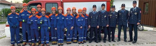 Erfreut über den Erfolg zeigten sich: (von links) Lorenz Messerer, Florian Schwaiger, Kilian Neumaier, Louis Fischhaber,Elias März, Ruth und Viktoria Heimgartner, Maria, Katharina und Franziska Messerer, Lena Eichner sowie Josef Messerer und Martin Heimgartner (beide Ausbilder). Foto re