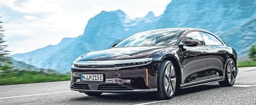 Ergänzung in der elektrischen Luxusklasse: Der US-Hersteller Lucid bietet mit dem Air Pure RWD ein neues Einstiegsmodell für seine OberklassenLimousine, die eine Reichweite von bis zu 747 Kilometer haben soll. Foto Lucid