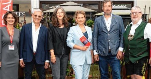 Eröffneten die Musikfilmtage: (von links) Veronika Kurfer von den Musikfilmtagen, Festivalleiter Markus Aicher, Veronika Greskamp vom Filmverleih Neue Visionen, Landkreis-Kulturreferentin Anke Hellmann, Oberaudorfs Bürgermeister Dr. Matthias und Benno Stigloher von den Musikfilmtagen. Foto Wachinger