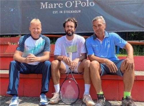 Erwartungsfroh vor dem ersten Heimspiel: Die 1860-Tennis-Vorstände Thomas Detterbeck (links) und Dieter Dörfler (rechts) mit Nikoloz Basilashvili, ehemalige Nummer 16 der Weltrangliste.Foto Thomas Neumeier