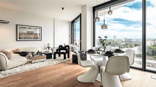 Es riecht nach Minze und sieht aus wie ein frischer Start in den neuen Lebensabschnitt: Im derzeit angebotenen Apartment des „Friends Tower“ arbeiten die Maklerinnen mit Methoden des Neuromarketings. Foto Anna Fichtner/Emalyn