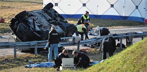 Es war ein rabenschwarzer Freitagmorgen am 13. Oktober 2023 im Landkreis Mühldorf: Auf der A94 in Richtung München kam es auf Höhe der Abfahrt Waldkraiburg/Ampfing zu einem schweren Unfall mit sieben Toten, darunter ein Kind, und 16 Verletzten. Foto dpa