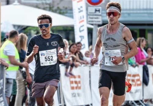 Filimon Abraham und Dominik Hirczy gleichauf beim ersten Durchlauf am Rathausplatz.Foto Hans Weitz