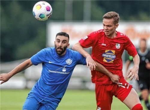 Freilassings Nemanja Radosavljevic im Duell mit dem Traunsteiner Andrii Pelypenko (rechts).Foto Hans Weitz