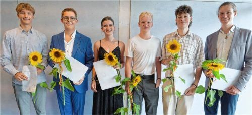 Freude über den erfolgreichen Abschluss: die Schüler der Vorbereitungsklasse.Foto Schön