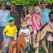 Holzpferd sorgt fürstrahlende Gesichter