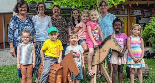 Freudige Gesichter:  (von links) Leiterin Martina Brumbauer, Vorsitzende Claudia Bauer, Kassiererin Sieglinde Eiler, Beirätin Regina Murnauer sowie Beirätin Helene Heibler mit den Kindergartenkindern.Foto Stache