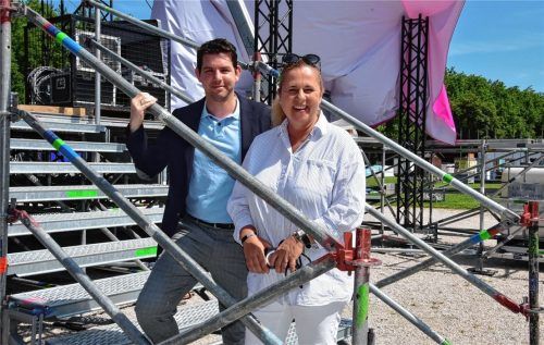 Freuen sich auf das Rosenheimer Sommerfestival: Florian Englert, Geschäftsführer der Rosenheim Event GmbH, und Eventmanagerin Alexandra Birklein. Foto Peter Schlecker