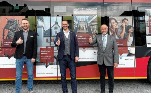 Freuen sich auf die Zukunft des ÖPNV: (von links) der künftige Geschäftsführer der Verkehrsgesellschaft Rosenheim, Tobias Weiß, Oberbürgermeister Andreas März und Ingmar Töppel, Geschäftsführer des Stadtverkehrs. Foto Stadt Rosenheim