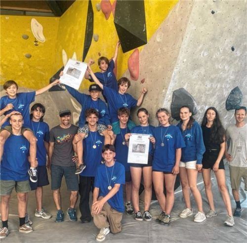 Freuen sich über ein gutes Ergebnis beim Landesfinale: die Kletterer des Sebastian-Finsterwalder-Gymnasiums. Foto SFG