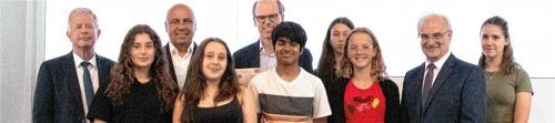 Freuen sich über eine Bronze-Medaille für Mathematik: (von links) die Schüler Felicia Djugum, Emma Tariscella, Rohan Madathil Pottayil, Zina Vatajova, Sophie Eickmann und Bruni Lauke mit (von links) Dr. Wolfgang Mutter, Leiter der Gymnasialabteilung im Kultusministerium, Andreas Politycki, Vorstandsmitglied der Nürnberger Versicherung, stellvertretendem Schulleiter Georg Suttner und Dieter Götzl, Vorsitzender des Fördervereins Landeswettbewerb Mathematik Bayern.Foto re