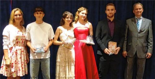 Freuten sich über den erfolgreichen Schulabschluss: (von links) Schulleiterin Nicole Strasser, die Jahrgangsbesten Niklas Oldenhoff, Shandira Stey, Eleni Zink und Bastian Lindermeir sowie der stellvertretende Schulleiter Christian Coenen.Foto Füchtner