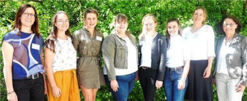 Freuten sich über die gelungenen Präsentationen: (von links) Lehrkraft Dr. Anja Mayr, die Schülerinnen Magdalena Gilg (Aßling), Ursula Treml (Steinhöring), Regina Mayer (Trostberg), Theresa Huber (Ostermünchen), Marlene Schlemer (Au bei Aibling), Agnes Hofer (Agatharied) und Schulleiterin Anna Bruckmeier. Foto  Hötzelsperger