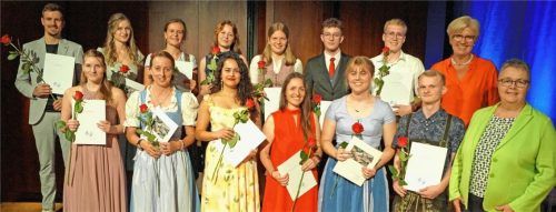 Freuten sich über die guten Abschlüsse: (hinten, von links) Johannes Unrecht, Sophia Staudinger, Antonia Niedermaier, Felicitas Matz, Balbina Kellerer, Lukas Lang, Alexander Schäfer, stellvertretende Landrätin Andrea Rosner sowie (vorne von links) Viola Zahn, Sabine von Theumer, Romina Mikulovic, Vera Geiring, Theresa Fodermeyer, Peter Ottenloher und Schulleiterin Christiane Elgass. Foto re
