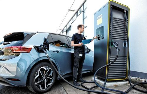 Für die Ermittlung der Langstreckentauglichkeit von Elektroautos hat der ADAC einen 20-minütigen Schnellladevorgang mit einberechnet.Foto  AUM/ADAC/Ralph Wagner